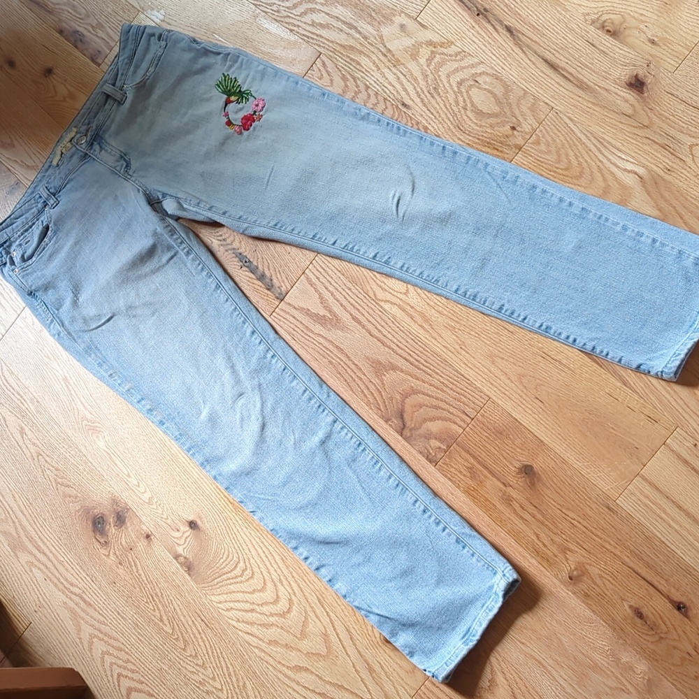 Forever21. XXI Denim. Women's Hummingbird Embroidered Light Denim Jeans. Size 30
